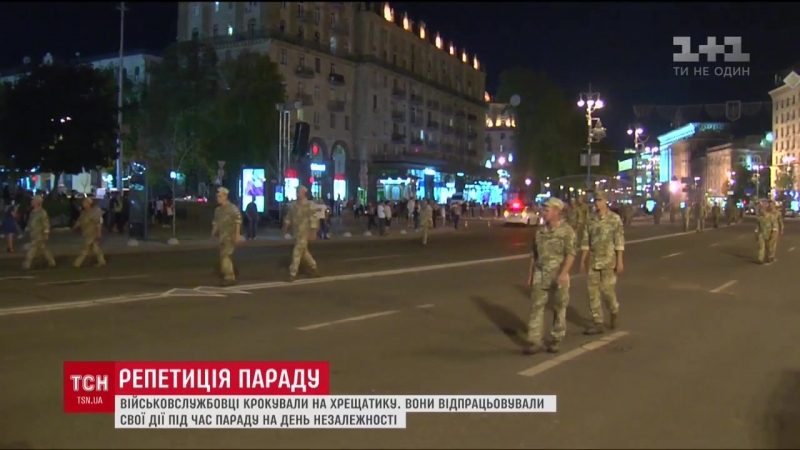 Підготоа до параду нічним хрещатиком колонами крокували військові