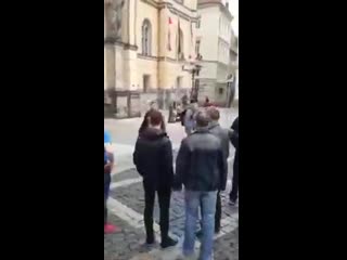 Linksgrüner wirft afd demonstrantin vom fahrrad