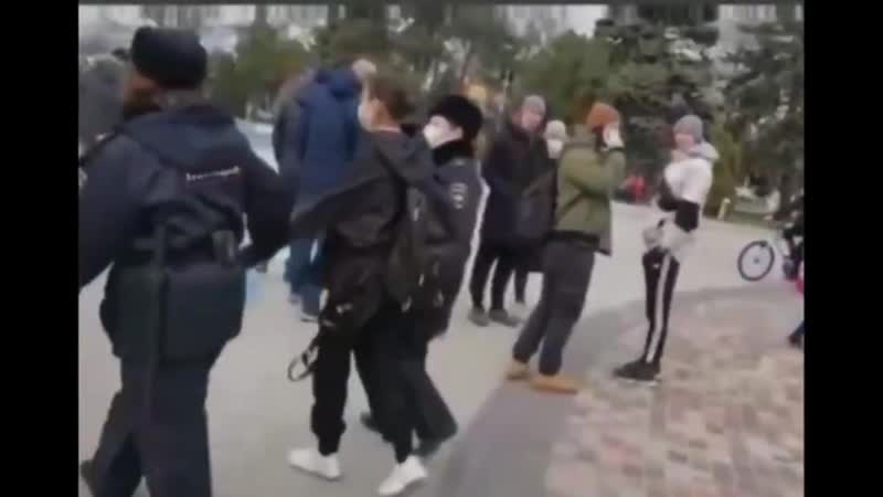 Полицаи задерживают девушку на митинге и подкидывают ей что то в рюкзак