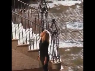 Video kristen wiig on the set of wonder woman 1984 last night ww84 cheetah