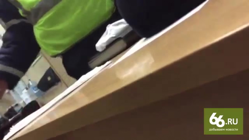 ✔ особое мнение задержанного пьяного екатеринбуржца нашли на полу отдела полиции без сознания и в луже крови (18 03 2016)