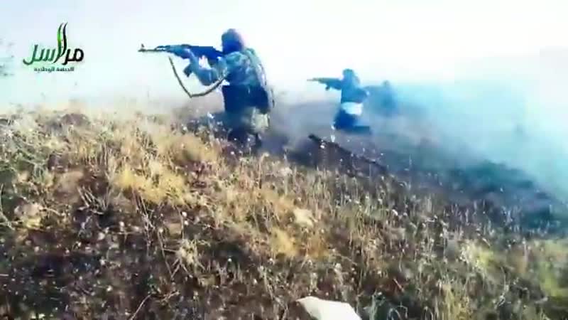 Боевики группирои "ахрар аш шам" во время атаки на селение хувейс на севере хамы