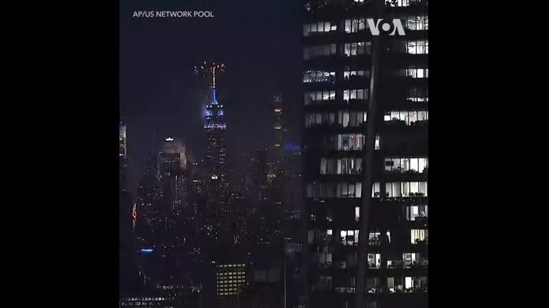 В честь дня независимости салют, запущенный с вершины эмпайр стейт билдинг, озарил небо над манхэттеном 🇺🇸4 июля сша отпраздн