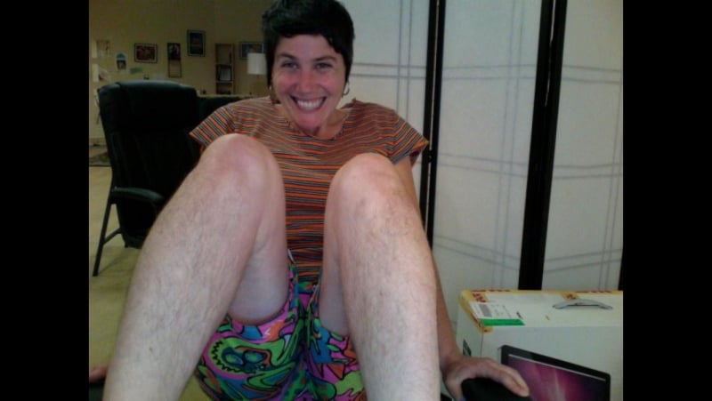 Женщины перестали брить ноги и вступают в «клуб волосатых женских ног»