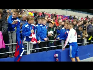 После тренирои раздача автографов 😊