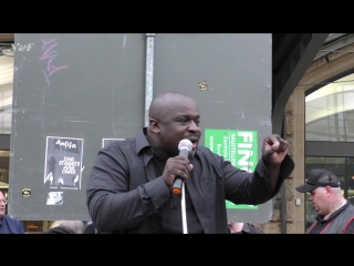 „merkel muss weg“ demo in hamburg mit serge menga