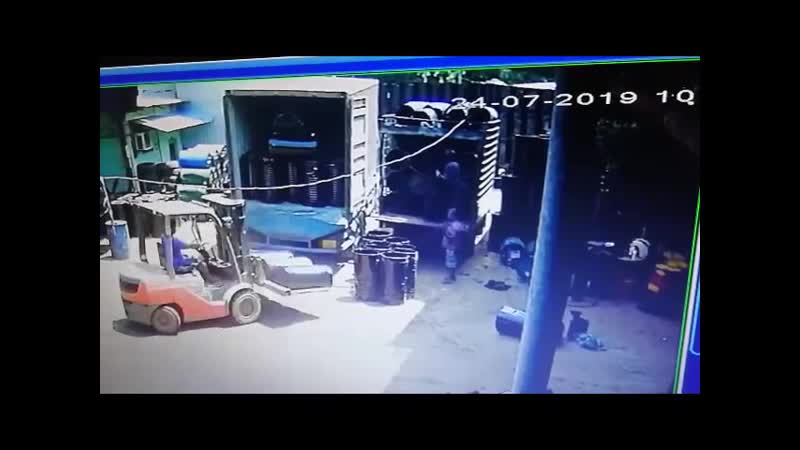 Упавшая бочка проломила рабочему голову