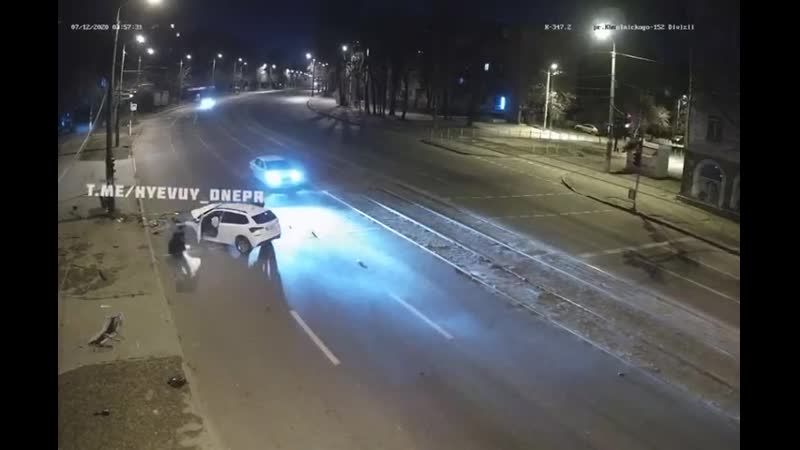 В днепре (украина) женщина за рулем на полной скорости влетела в столб