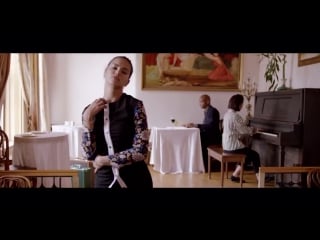 Adriana lima dances vogue hotel swerve