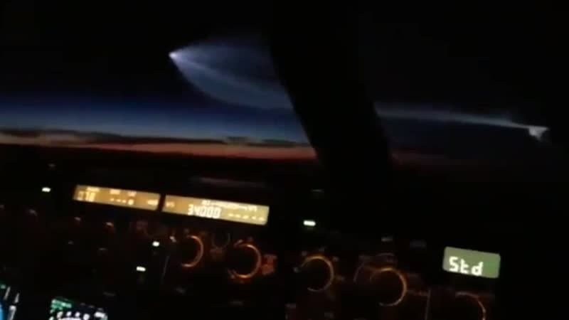 Ядерная ракета встретилась с гражданским самолетом