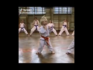 Маленькая девочка в каратэ кёкушине опытная ахаааа)))