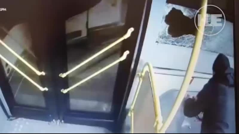 В москве мужчина разбил автобус огнетушителем