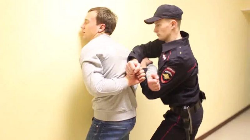 46 наружный досмотр под воздействием загиба руки за спину в положении стоя у стены