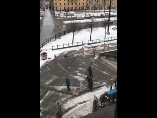 В питере толпа парней разделась догола и начала светить своими причиндалами перед прохожими