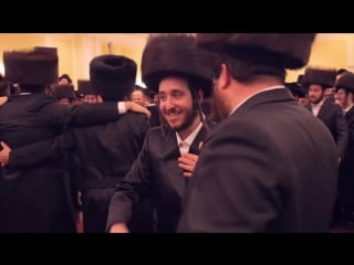 The entire shira choir, shea berko, yanky briskman and motty jay dancing with shraga gold at hin