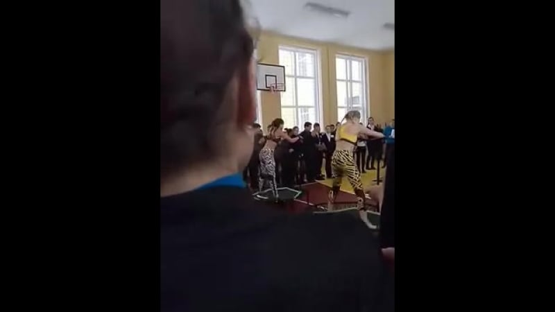 Джамп фитнес,школьницы танцуют на батутах