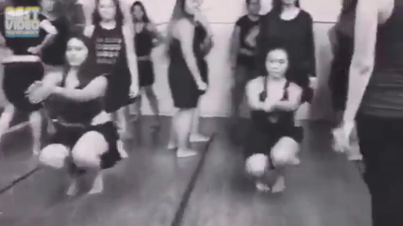 Таитянки грациозно танцуют на корточках