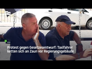 Protest gegen gesetzesentwurf taxifahrer ketten sich an zaun vor regierungsgebäude