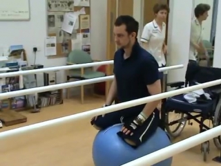 Balancing on gym ball (1) безногий парень