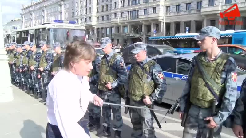 Женщина жестко отчитала сотрудников росгвардии на шествии в москве