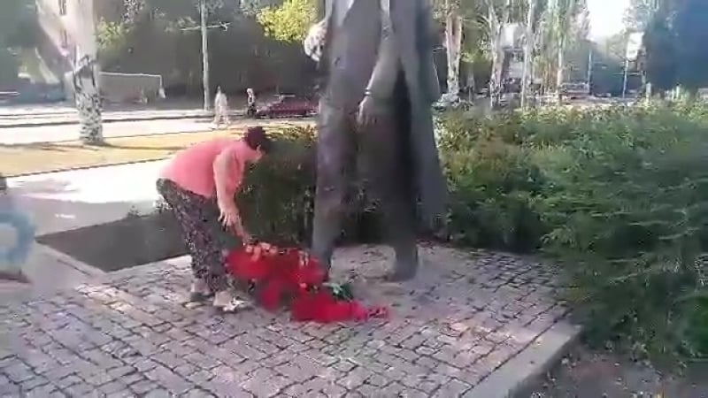 Жители донецка несут цветы к памятнику кобзона
