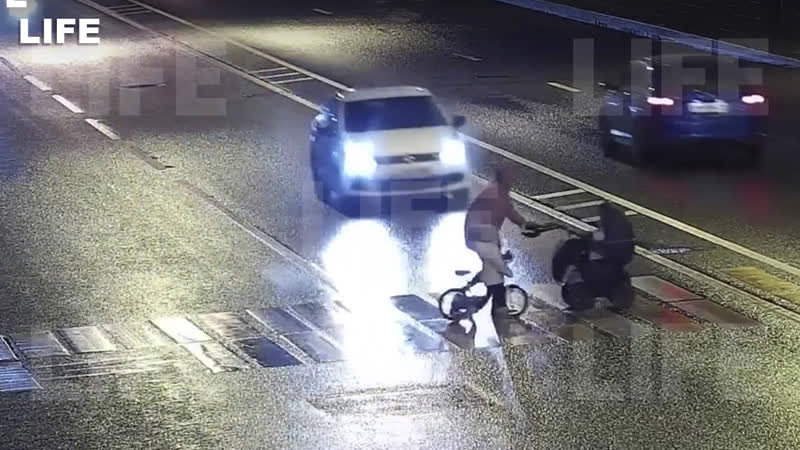 Маму с двумя молодые сбили на зебре в питере