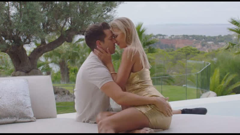 Симпатичная блондинка душевно занимается любовью с мажором, не далеко от уличного бара отеля)