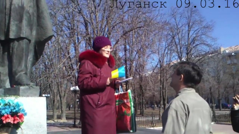 Бабця українка в луганську одна проти орди сепарів у роковини шевченка