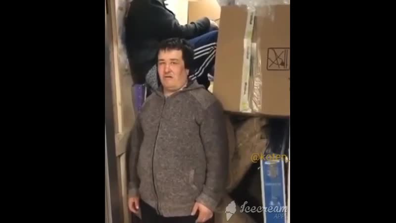 Узбеки загрузили лифт