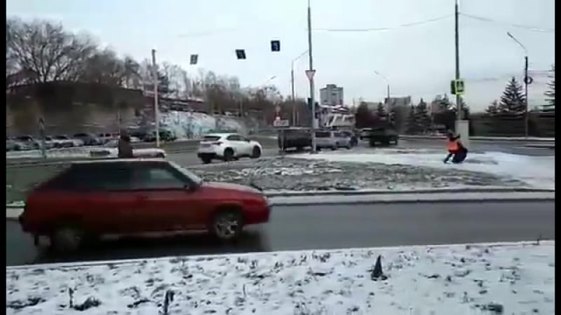 Красноярск ноябрь 2017 косят траву