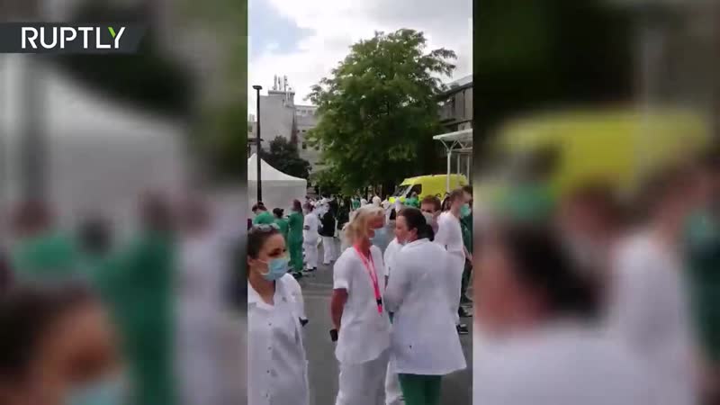 Бельгийские врачи выстроились в "корридор позора"
