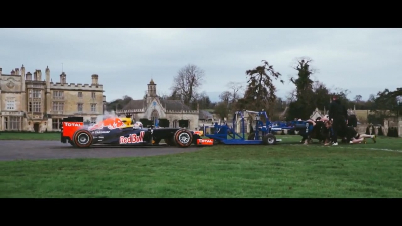 Регбисты перетолкали болид «формулы 1»