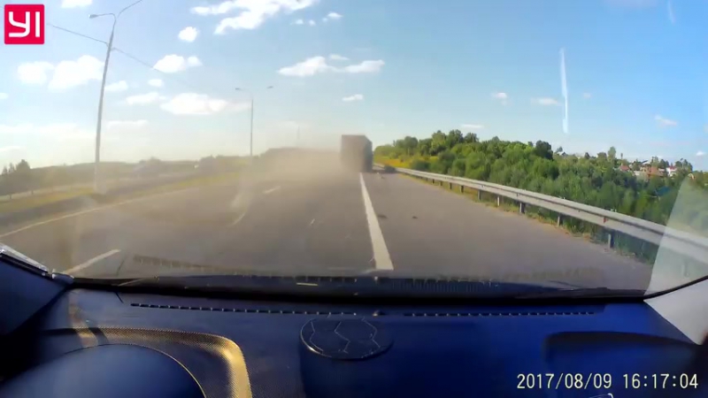 Рязанский водитель снял на видео взрыв колеса у едущей впереди фуры