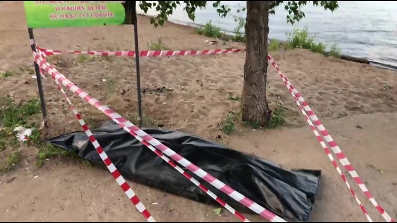 На пляже в заволжском районе обнаружили огражденные черные мешки для трупов