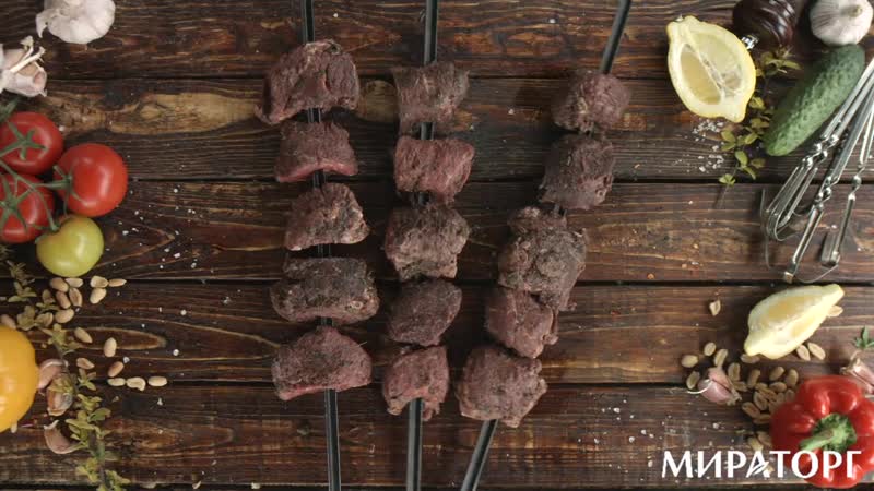 Шашлык из говядины с салатом из битых огурцов