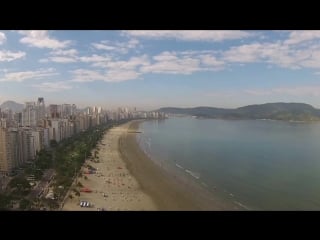 Domingo cedo, voando com drone phantom vision, na praia de santos brasil