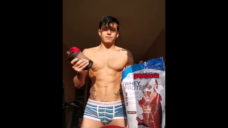 Айхан шинжин трясет своим шейкером