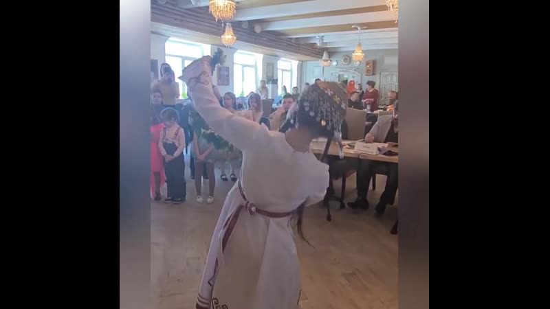 Девочка танцует чувашский танец