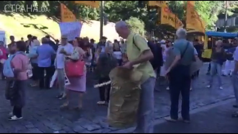 Ладчики "михайловского" митингуют возле кабмина