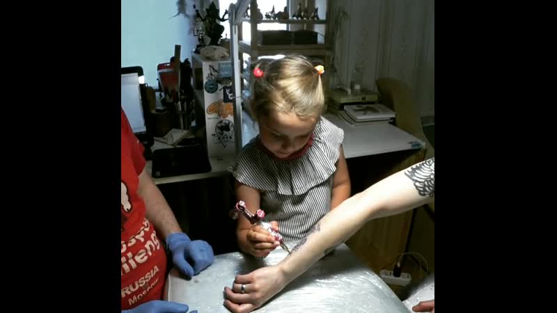 Мама кричит от боли! ааааа!