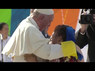 Bonito gesto del papa hacia dos chicas con síndrome down