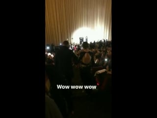 Jamie and dakota entrando al teatro