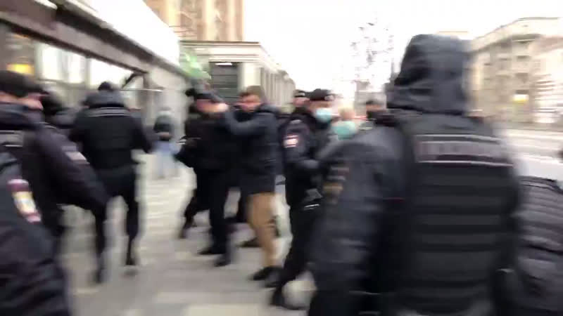 В москве у здания посольства франции на улице большая якиманка прошла акция протеста против публикации карикатур