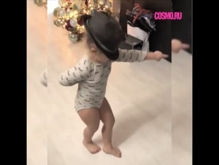 Маленькая девочка танцует под майкла джексона