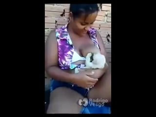 Dando de mamar o cachorro😍