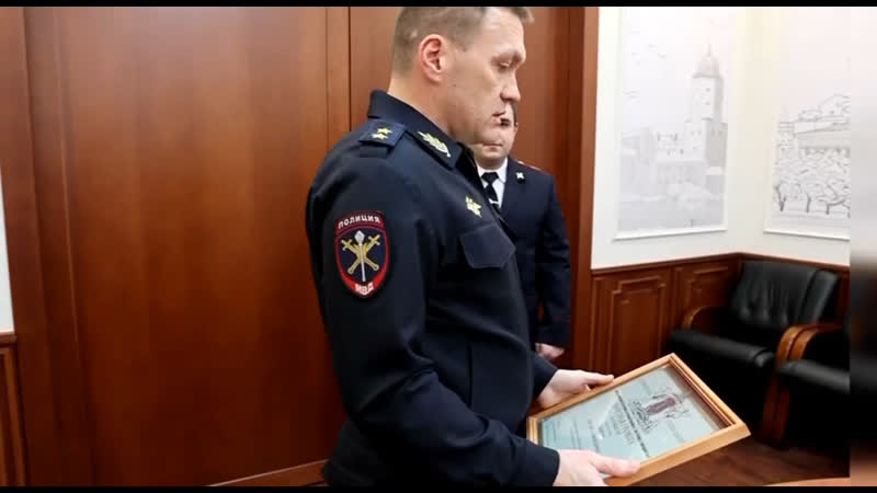 В санкт петербурге наградили полицейских, которые спасли трехлетнюю девочку, провалившуюся в полынью на неве