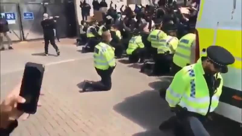 В лондоне полицейские в знак солидарности blacklivesmatter стали на колени перед толпой поддержав акцию против молодые
