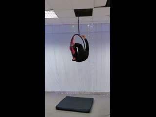 Шпагат в воздушном кольце