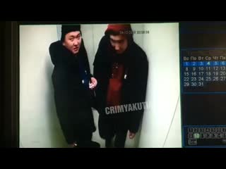 Скрутили камеру в лифте