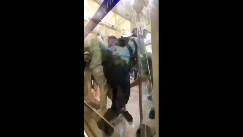 Космонавт валит девушку мужики снимают всё на смартфоны и скандируют позор нет [рифмы и панчи]